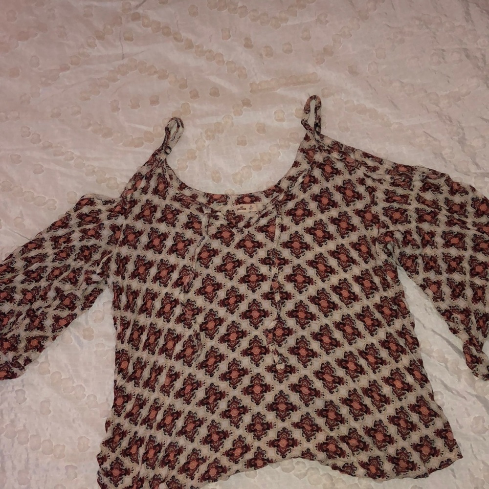 Open shoulder Hollister top
